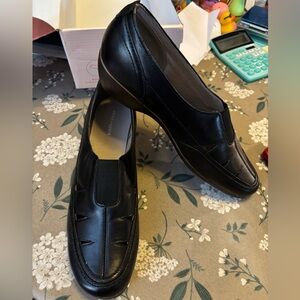 Easy Spirit Daisie Black Leather Shoes.New condition in Box. Size 10 Narrow.